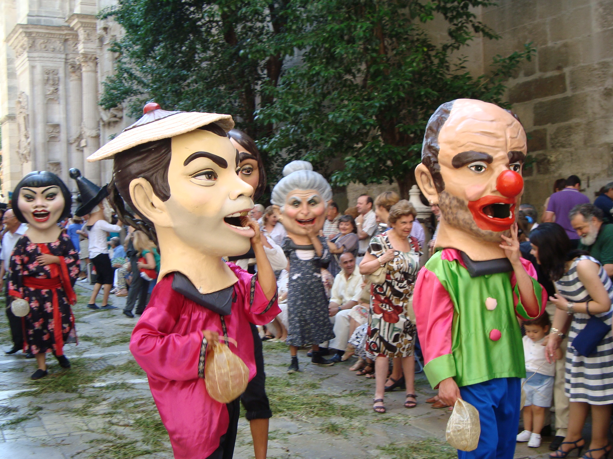 cabezudos en el desfile de la Tarasca