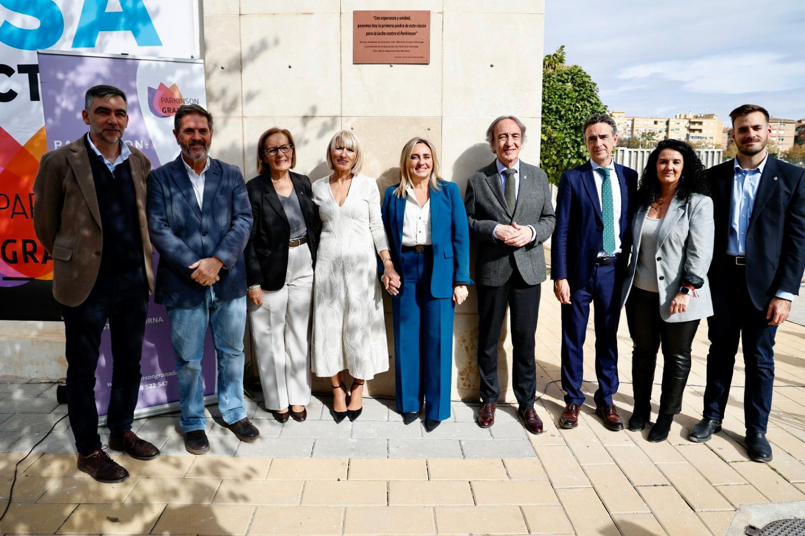 El Ayuntamiento cede un espacio de casi mil metros cuadrados para la nueva unidad de estancia diurna de la asociación del Párkinson de Granada en las inmediaciones de la Circunvalación