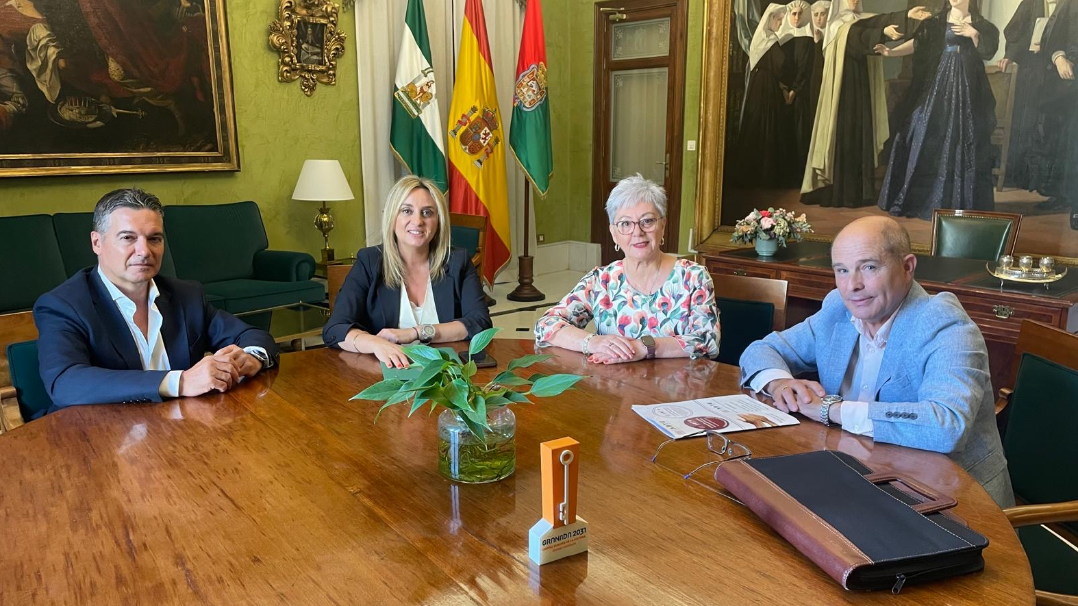 Los miembros de la Comisión Promotora de la ILP, junto a la Alcaldesa de Granada